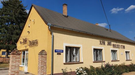 Az ibafai papnak sok fapipája „új” köntöst kap Pécsett